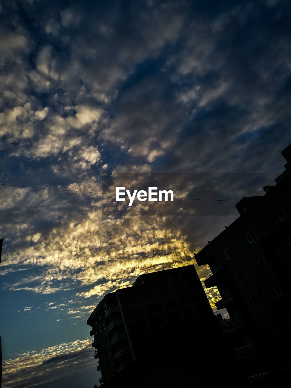 LOW ANGLE VIEW OF CITY AGAINST SKY