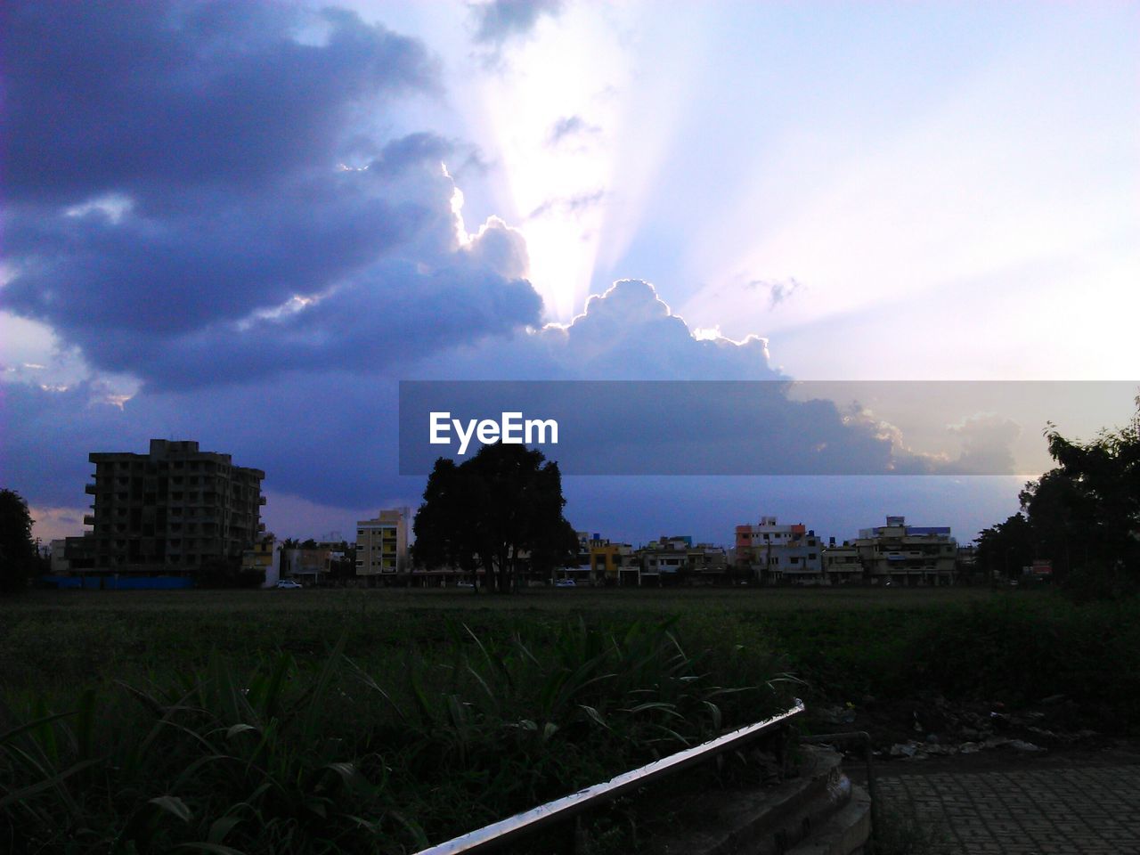 VIEW OF CITYSCAPE AGAINST SKY