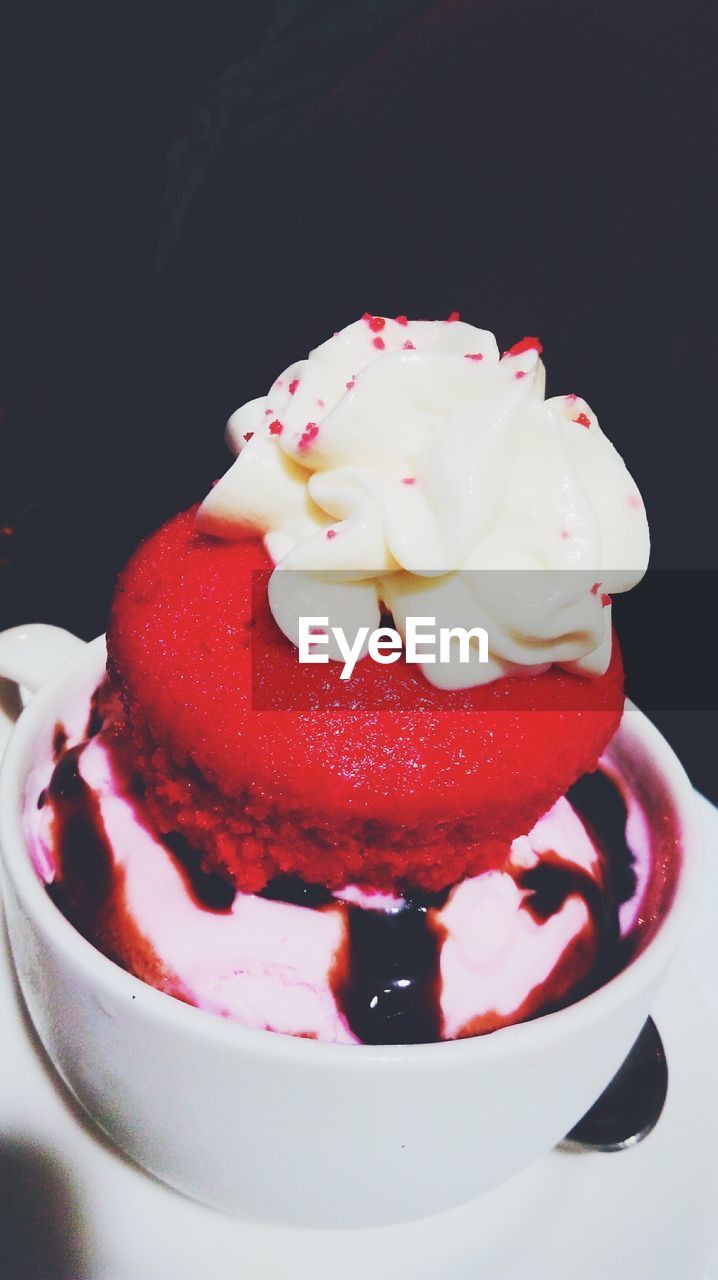 CLOSE-UP OF STRAWBERRY ICE CREAM IN PLATE