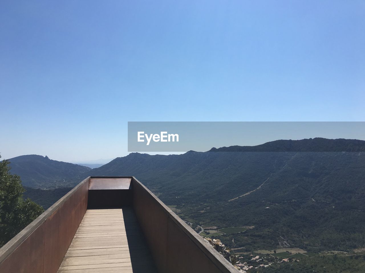 SCENIC VIEW OF MOUNTAIN RANGE AGAINST CLEAR SKY
