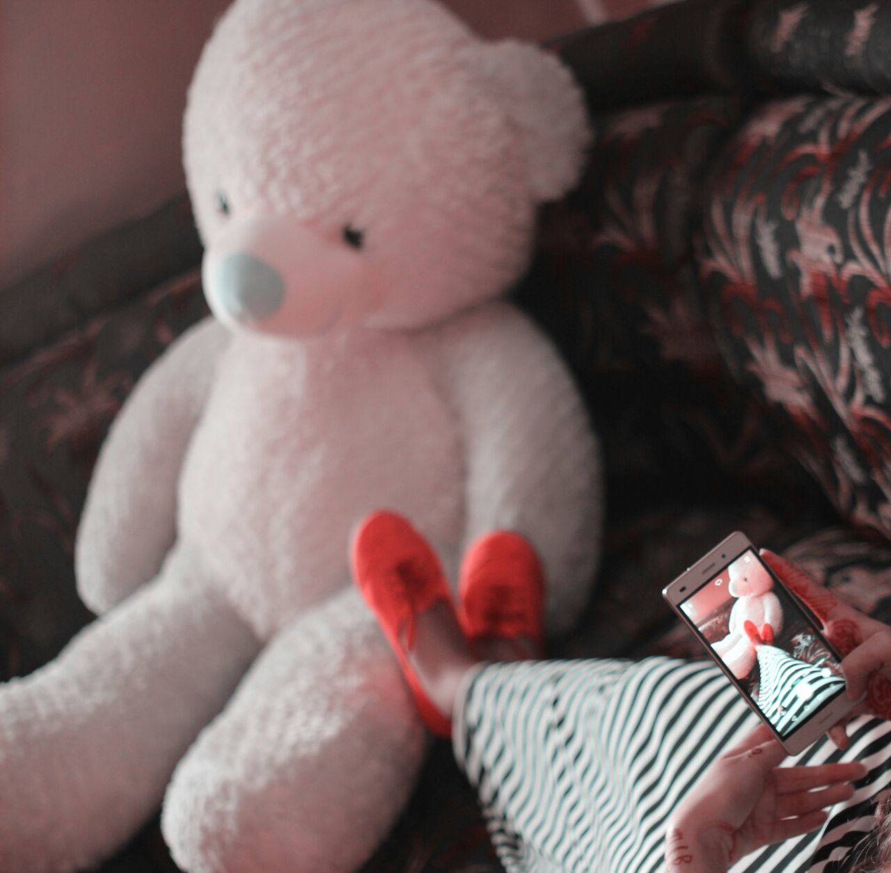 CLOSE-UP OF HAND HOLDING CHRISTMAS DECORATIONS