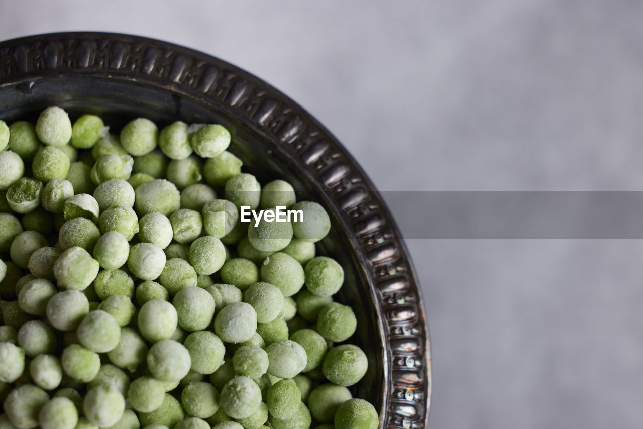 Close-up of green peas in bowl