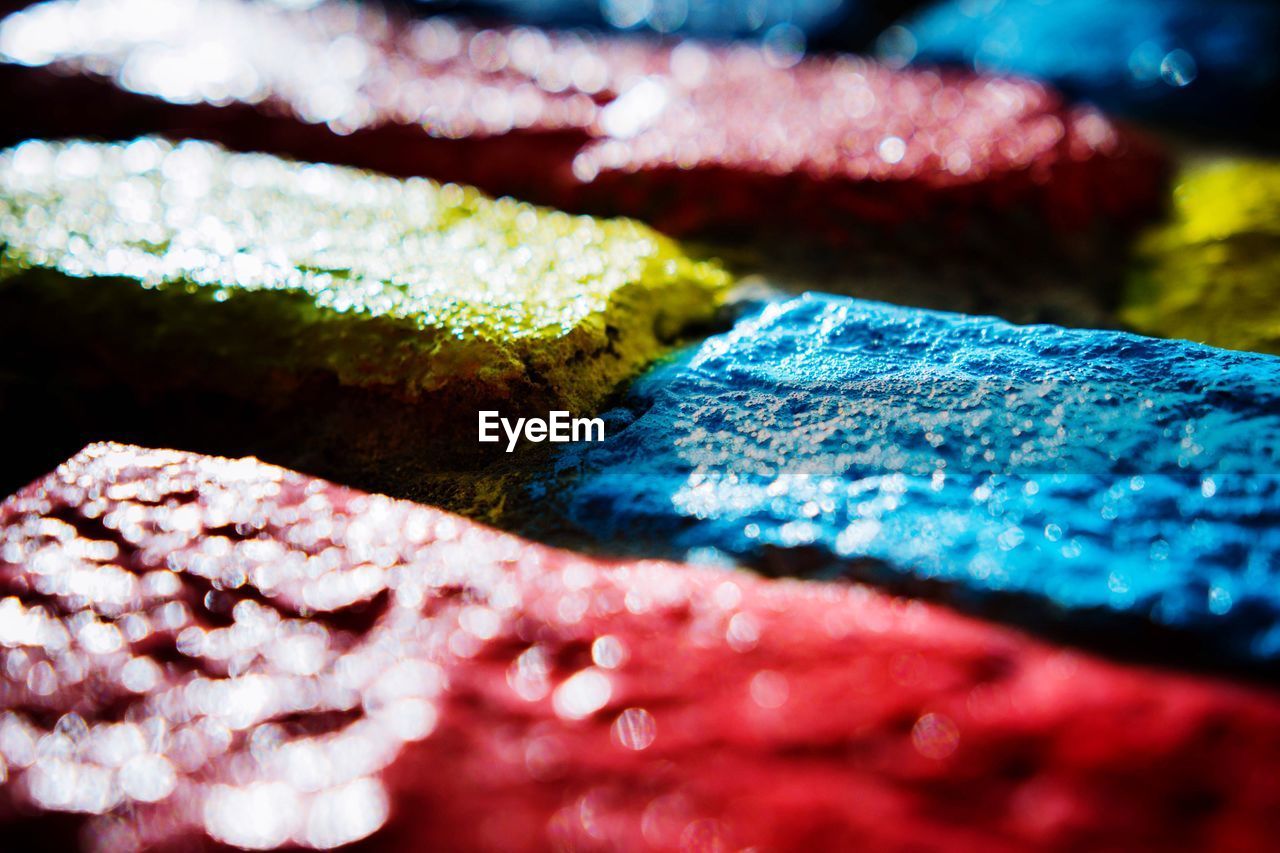 CLOSE-UP OF MULTI COLORED PATTERN