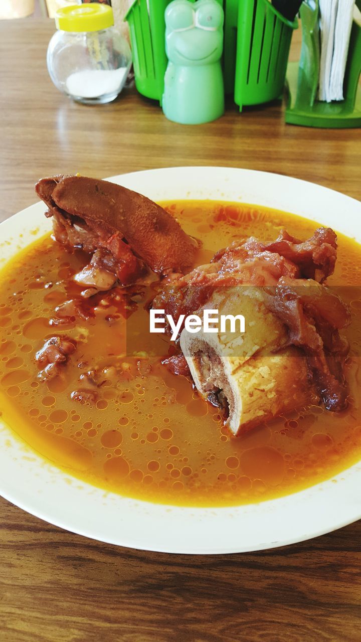 HIGH ANGLE VIEW OF BREAKFAST IN BOWL