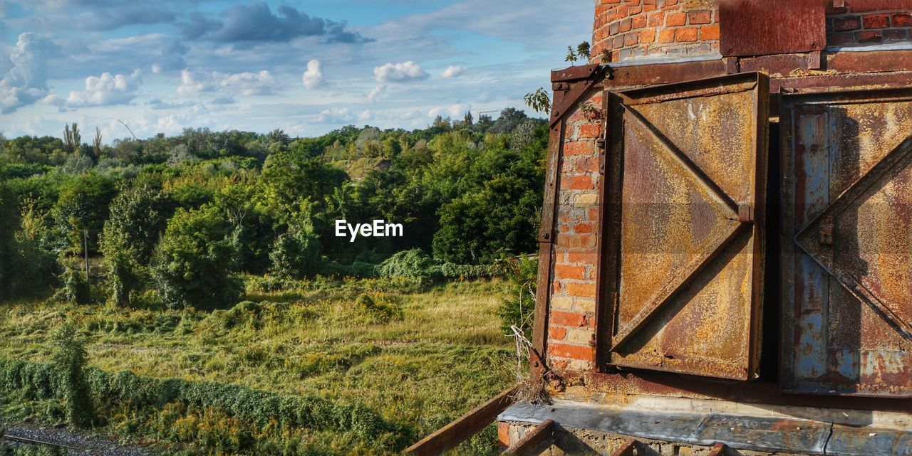 RUSTY METALLIC STRUCTURE ON FIELD