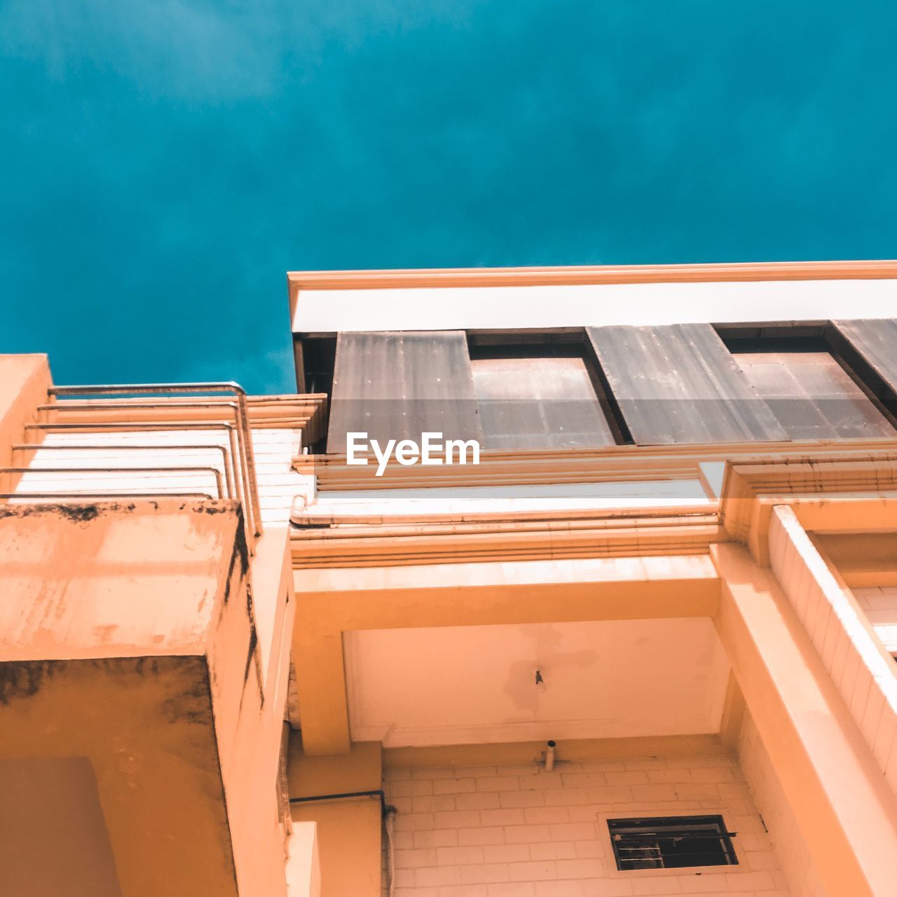 HIGH ANGLE VIEW OF SWIMMING POOL AGAINST THE SKY
