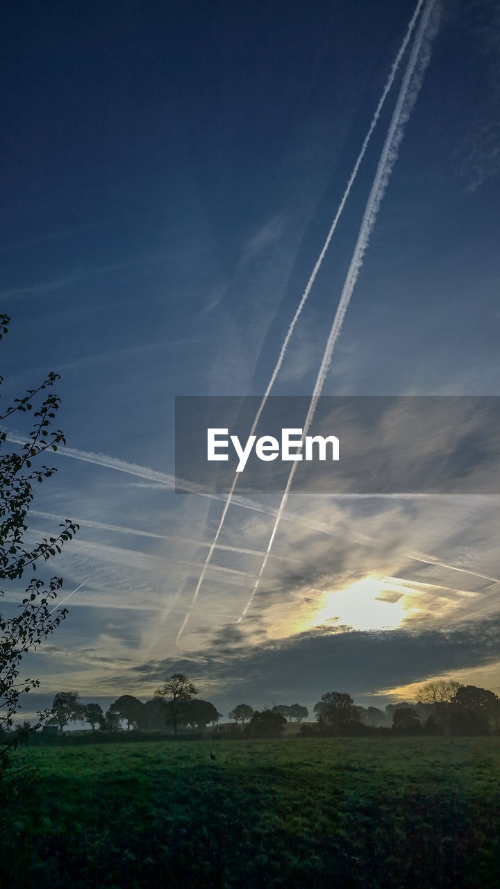 VAPOR TRAIL IN SKY AT NIGHT