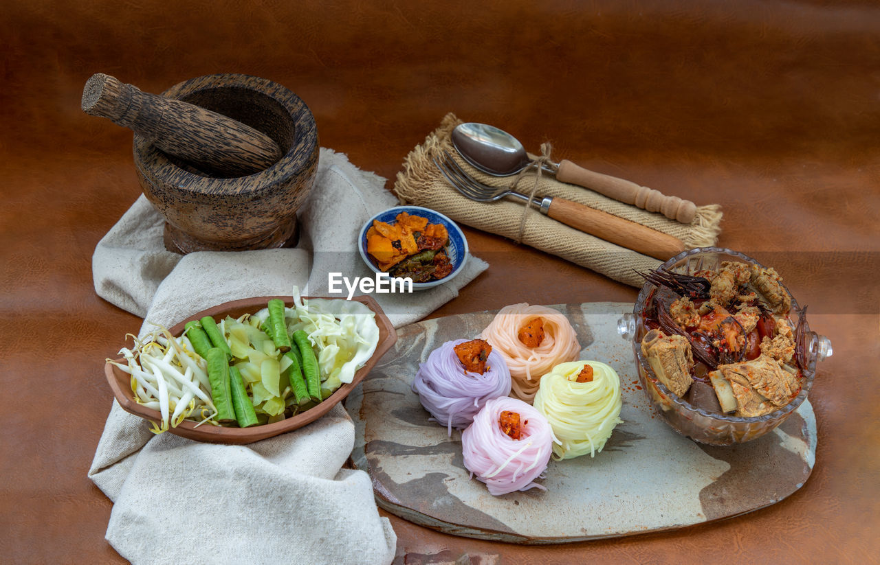 HIGH ANGLE VIEW OF VARIOUS VEGETABLES IN BOWL ON TABLE