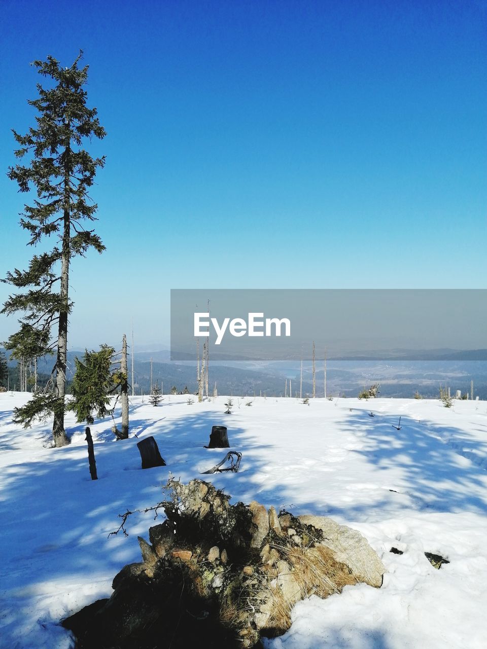 SCENIC VIEW OF FROZEN SEA AGAINST SKY