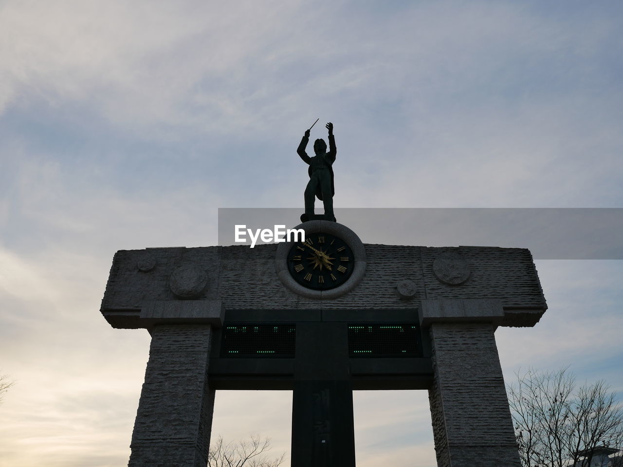 LOW ANGLE VIEW OF STATUES AGAINST SKY