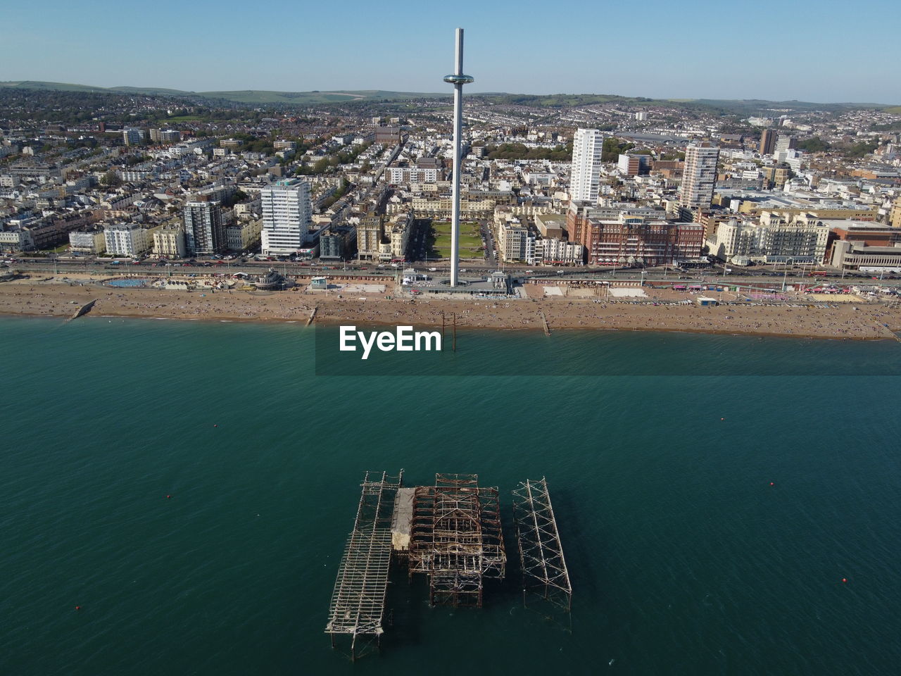 HIGH ANGLE VIEW OF BUILDINGS AGAINST SEA