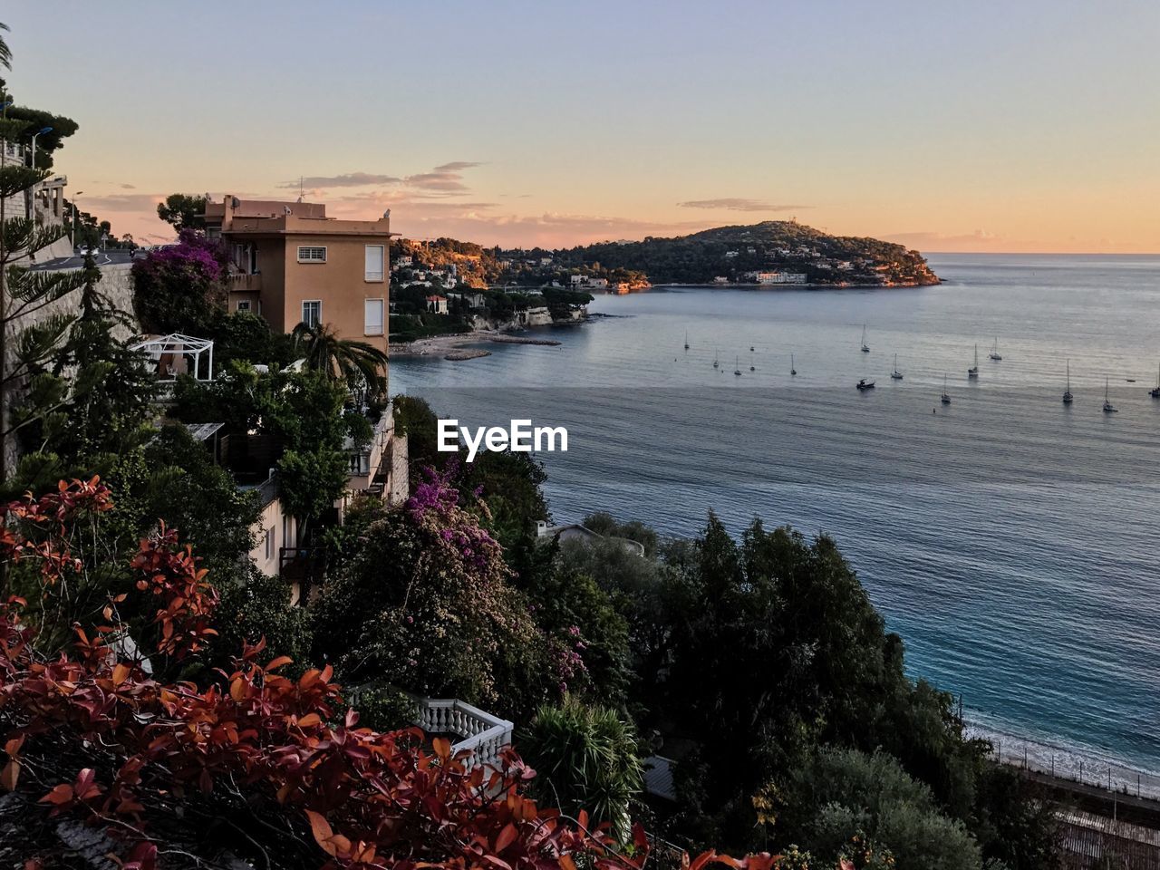 SCENIC VIEW OF SEA AGAINST CLEAR SKY DURING SUNSET