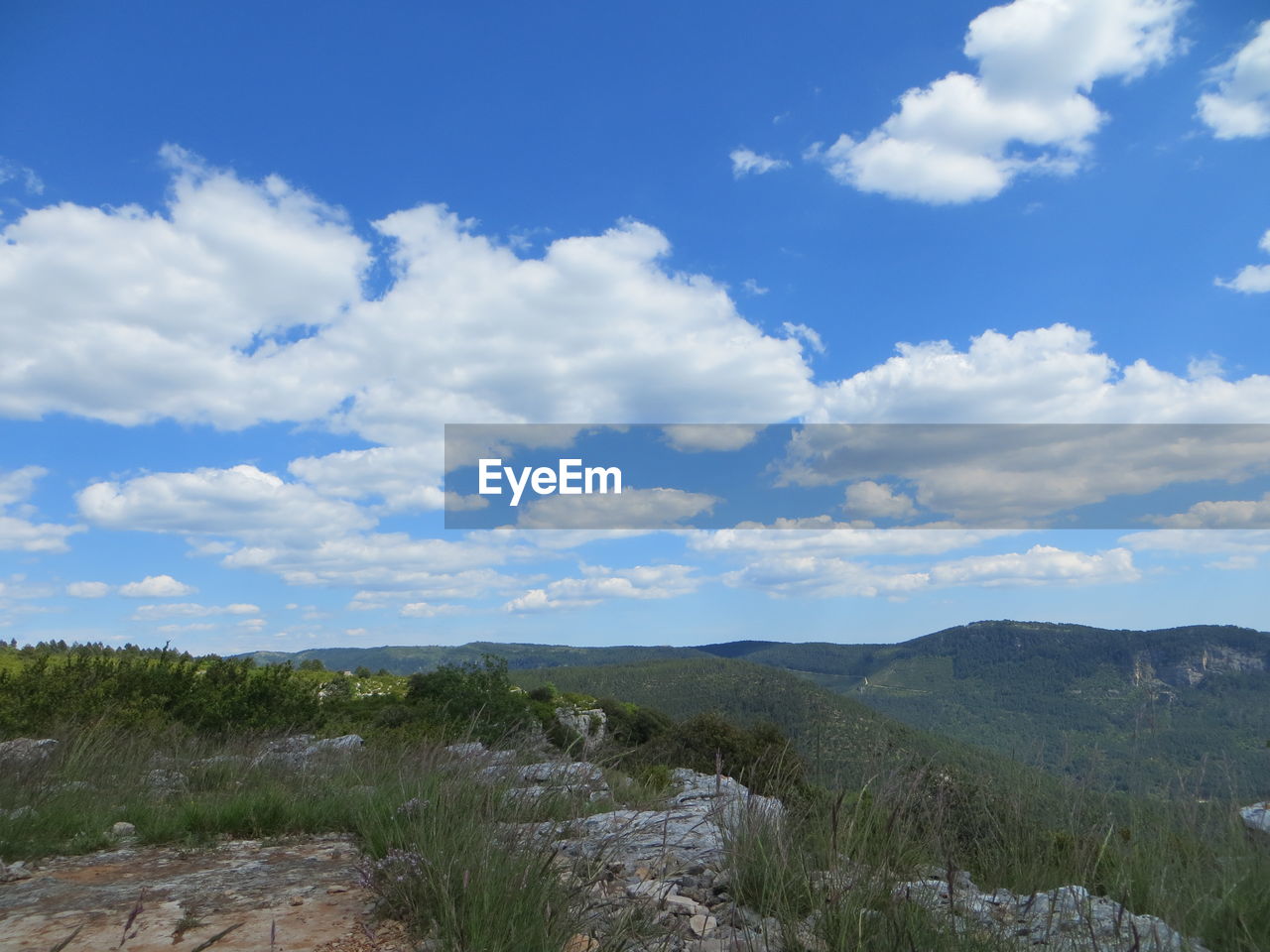 SCENIC VIEW OF LAND AND MOUNTAINS AGAINST SKY