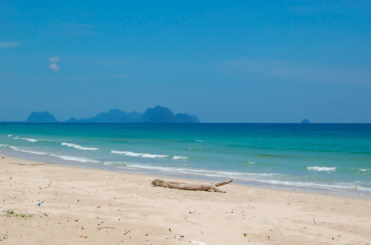 PANORAMIC VIEW OF BEACH AGAINST SKY