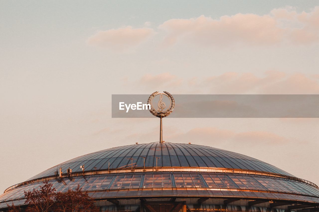 LOW ANGLE VIEW OF FERRIS WHEEL AGAINST SKY