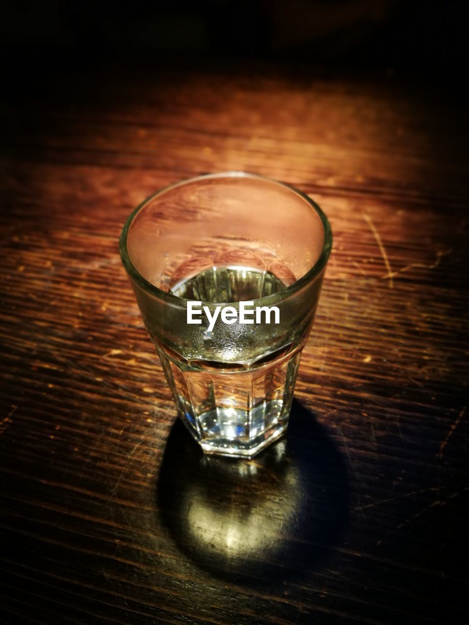 CLOSE-UP OF WINEGLASS ON TABLE