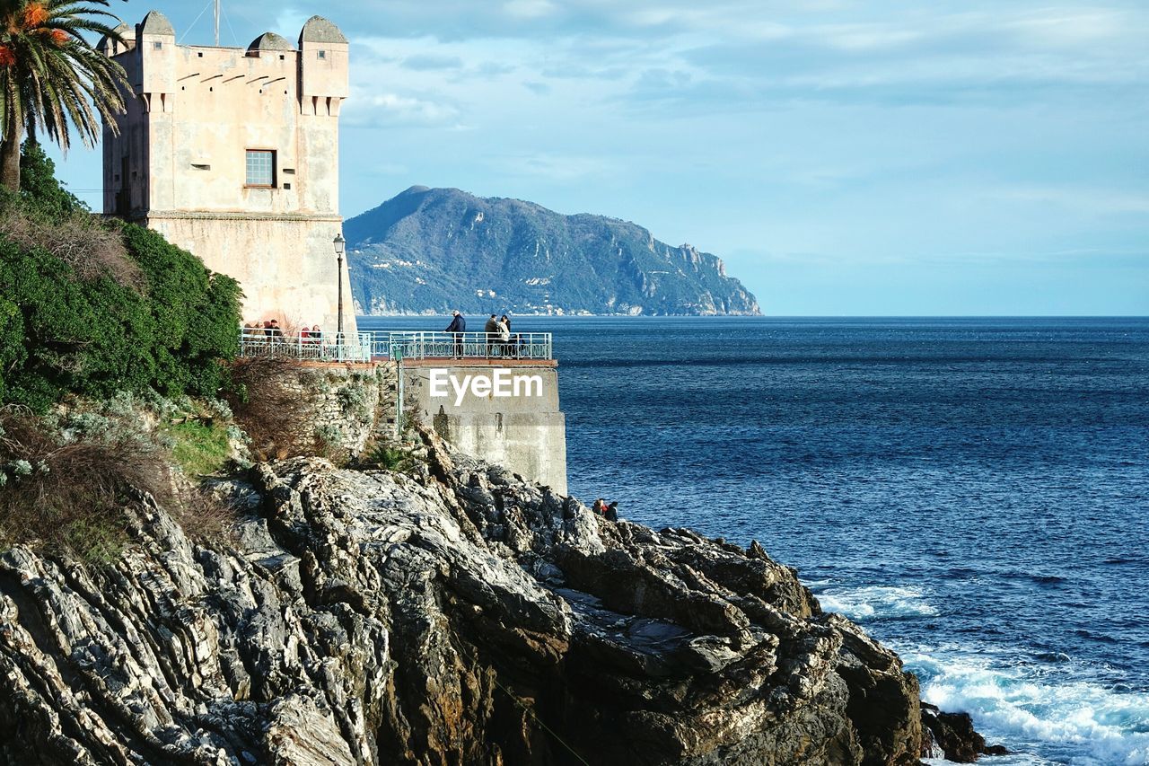 SCENIC VIEW OF SEA AND MOUNTAINS AGAINST SKY