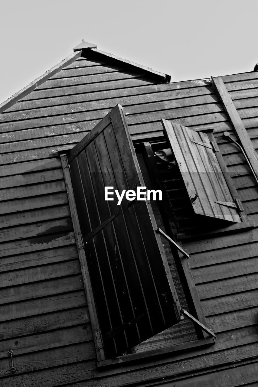 LOW ANGLE VIEW OF ROOF OF BUILDING AGAINST SKY