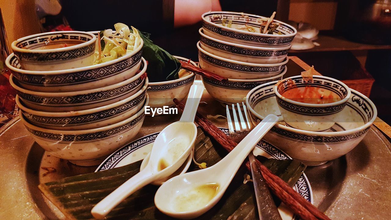 HIGH ANGLE VIEW OF FOOD IN PLATE