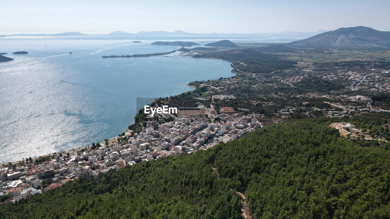 HIGH ANGLE VIEW OF TOWNSCAPE BY SEA