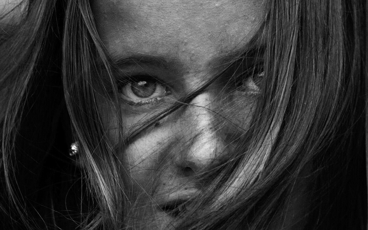 CLOSE-UP PORTRAIT OF SMILING YOUNG WOMAN WITH HAIR