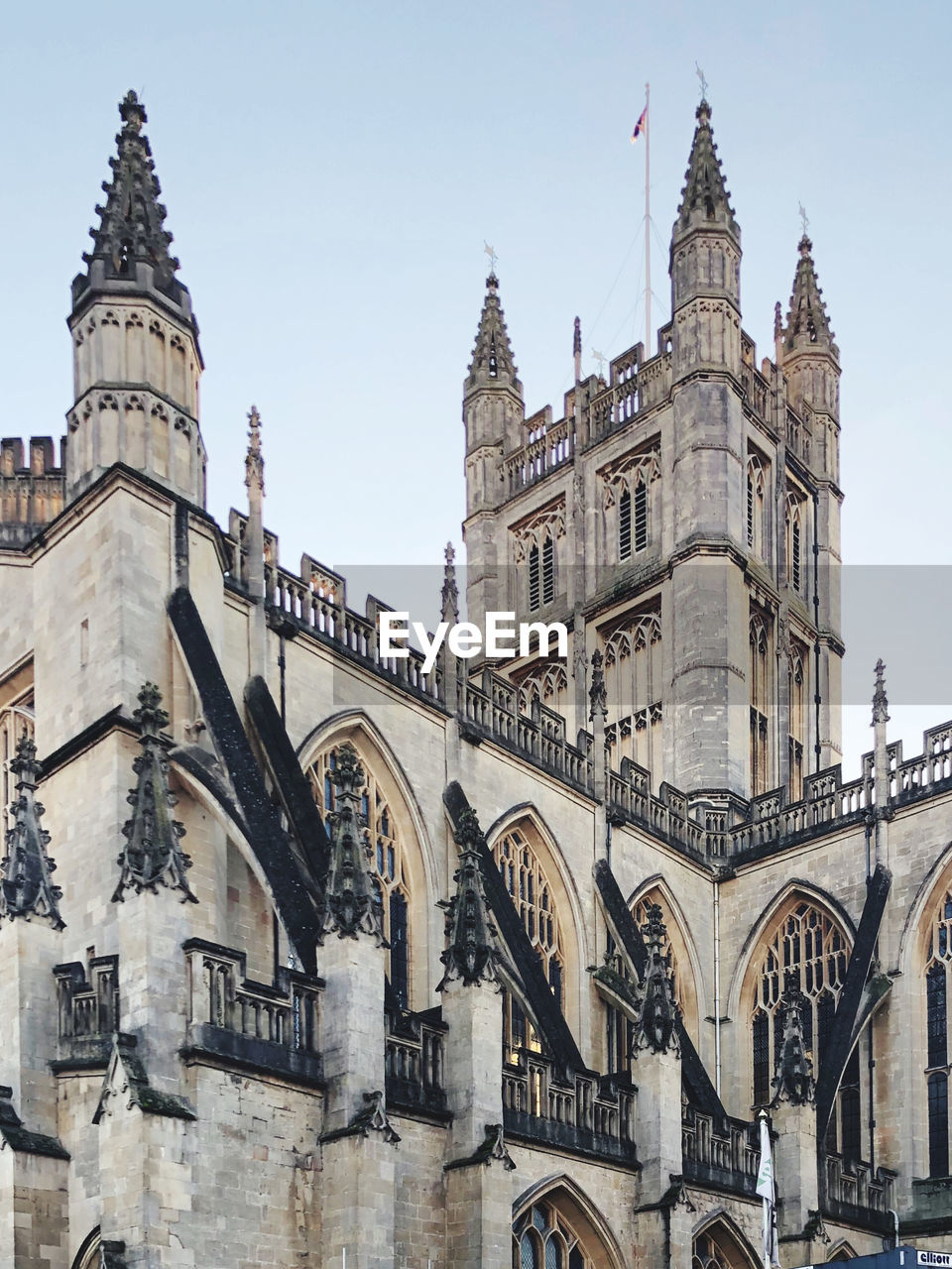 LOW ANGLE VIEW OF BUILDINGS AGAINST SKY