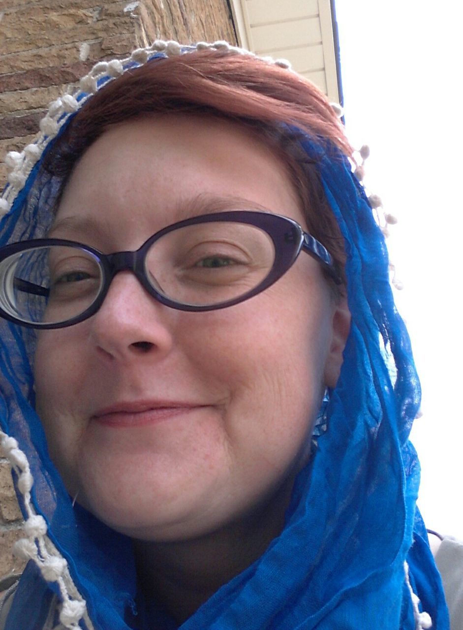 CLOSE-UP PORTRAIT OF WOMAN WITH EYEGLASSES