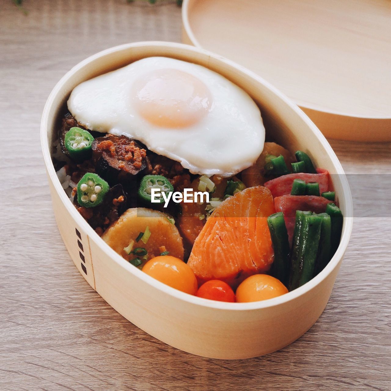 HIGH ANGLE VIEW OF FOOD IN BOWL