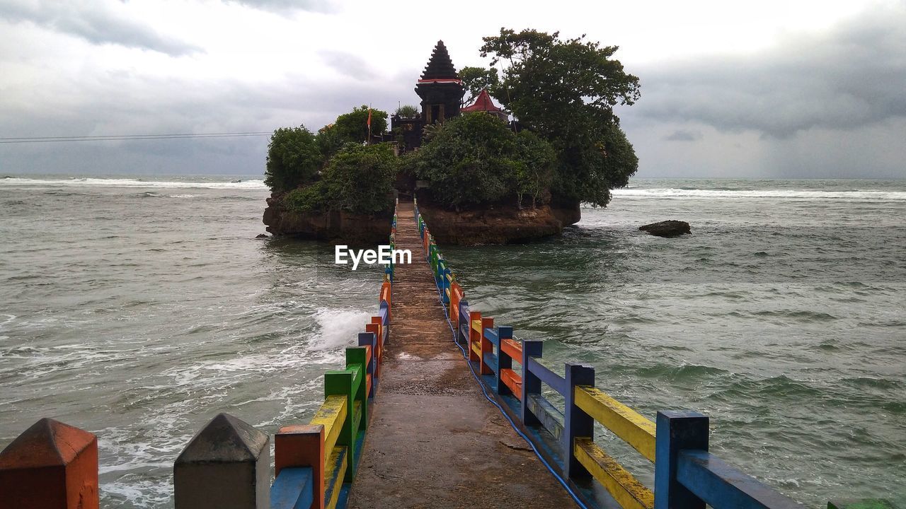 SCENIC VIEW OF SEA BY TEMPLE AGAINST SKY