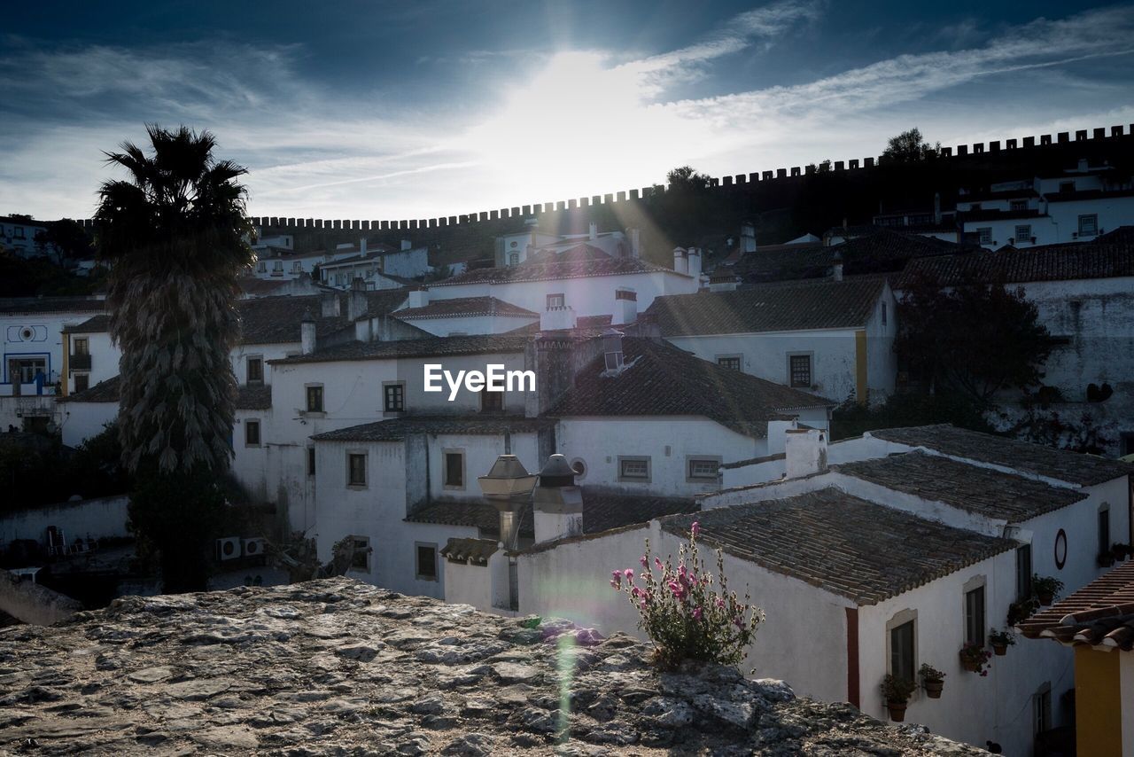 HOUSES IN TOWN AGAINST SKY IN CITY