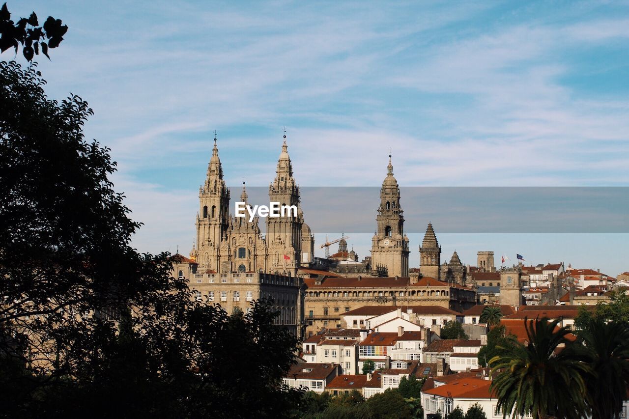 VIEW OF BUILDINGS IN CITY