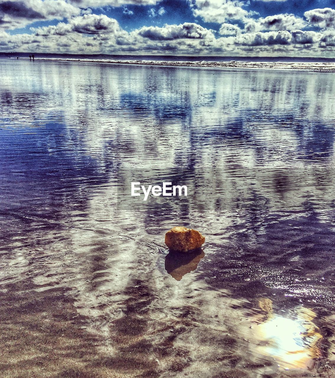 HIGH ANGLE VIEW OF RIPPLED WATER IN THE LAKE