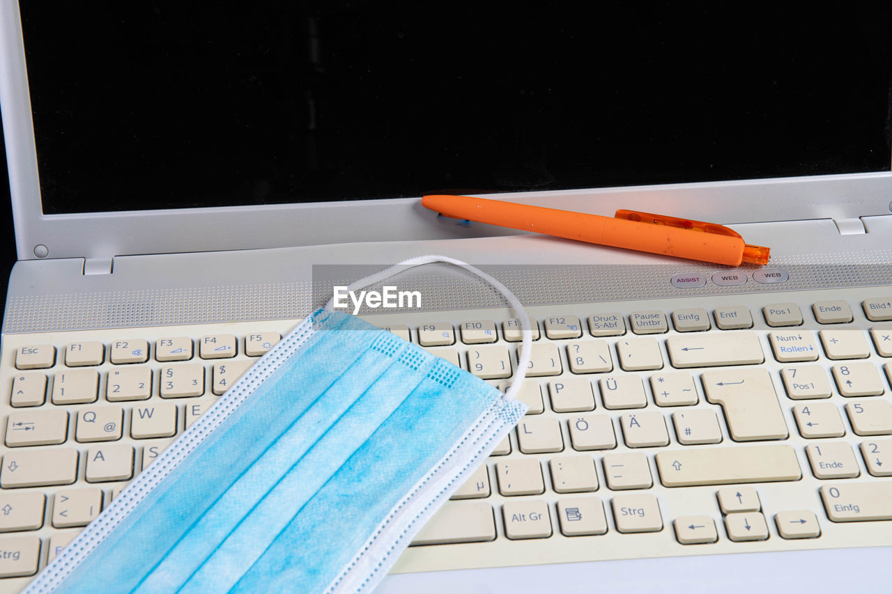 HIGH ANGLE VIEW OF COMPUTER KEYBOARD