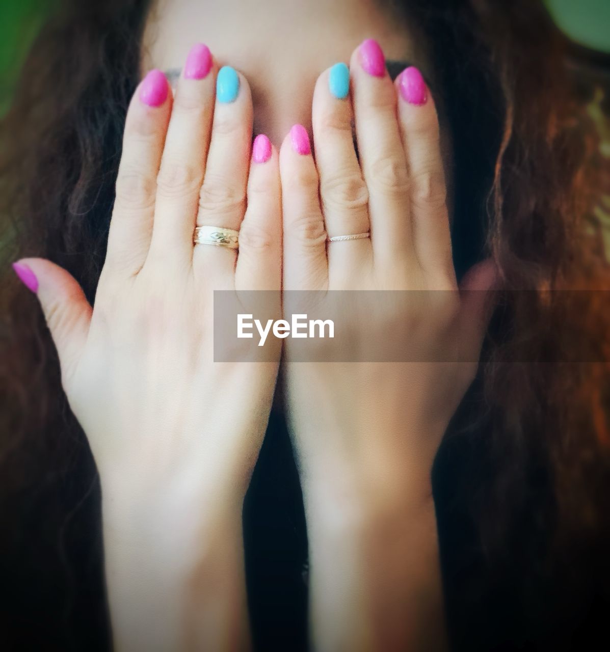 CLOSE-UP OF WOMAN HAND WITH TATTOO ON HANDS