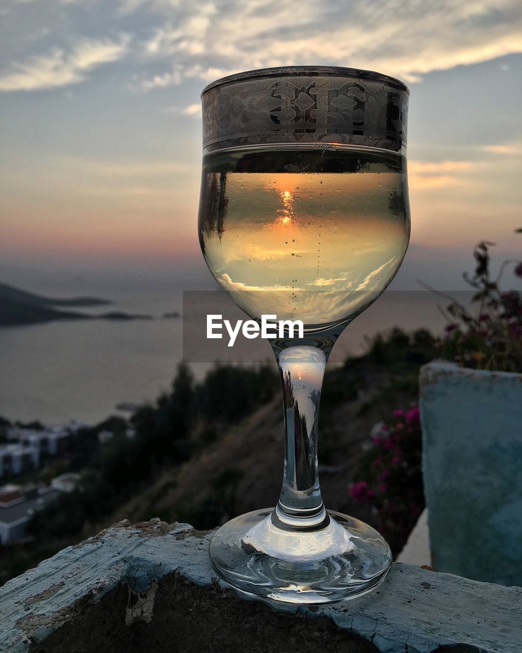 CLOSE-UP OF BEER IN GLASS