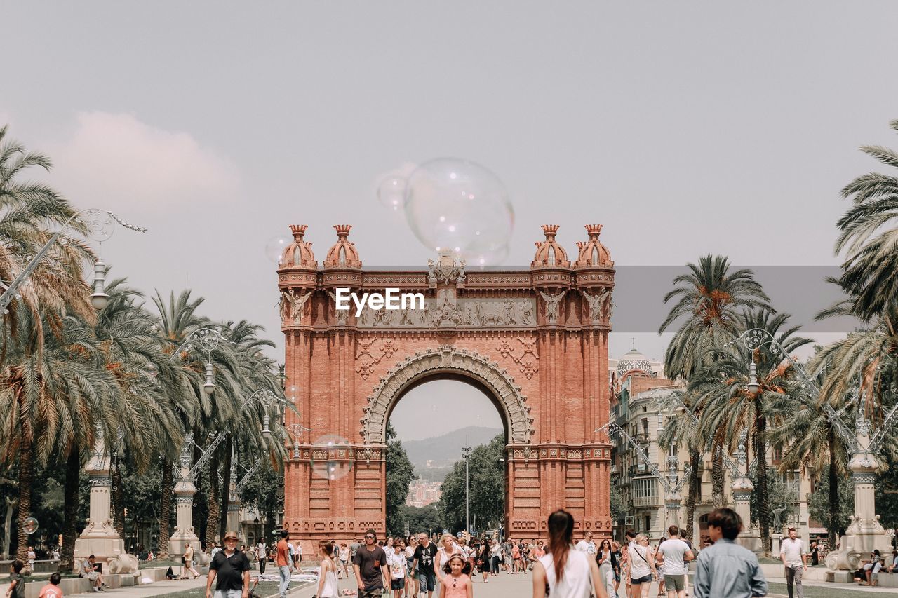 People at arc de triomf in city