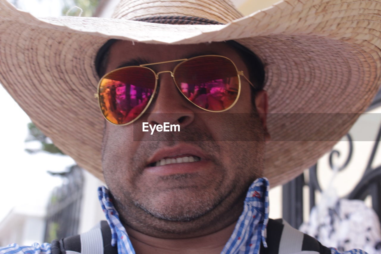 CLOSE-UP PORTRAIT OF MAN WEARING SUNGLASSES