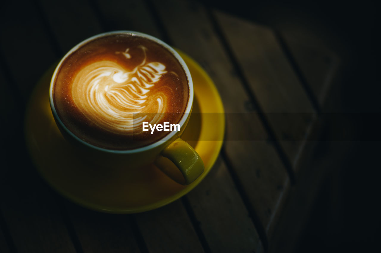 HIGH ANGLE VIEW OF COFFEE IN CUP ON TABLE