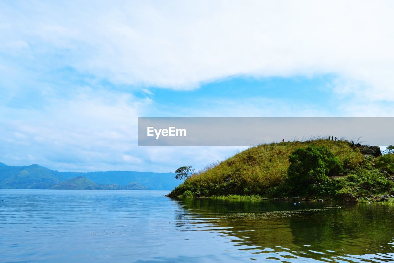 SCENIC VIEW OF LAKE AND TREES AGAINST SKY