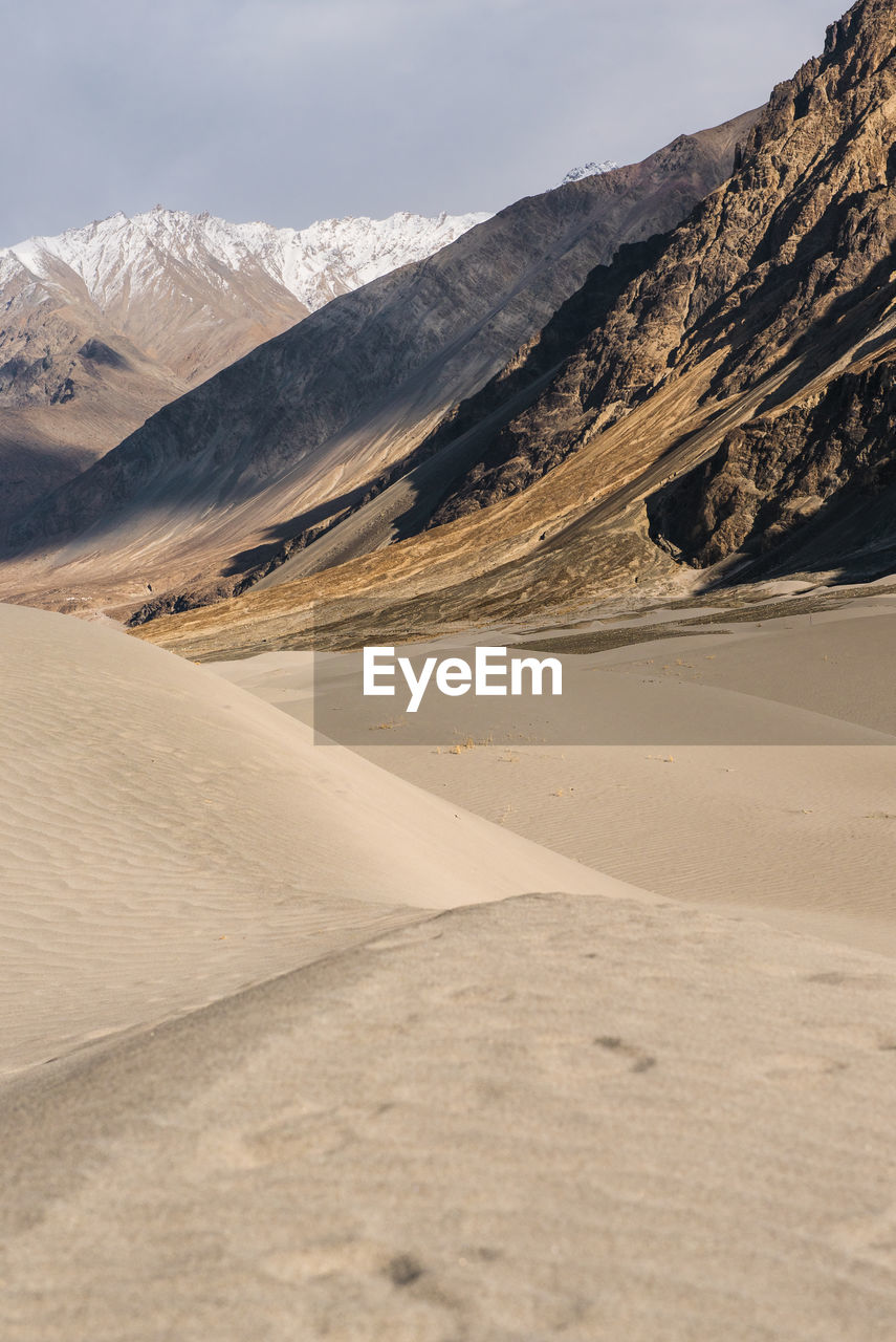 SCENIC VIEW OF DESERT LANDSCAPE AGAINST SKY