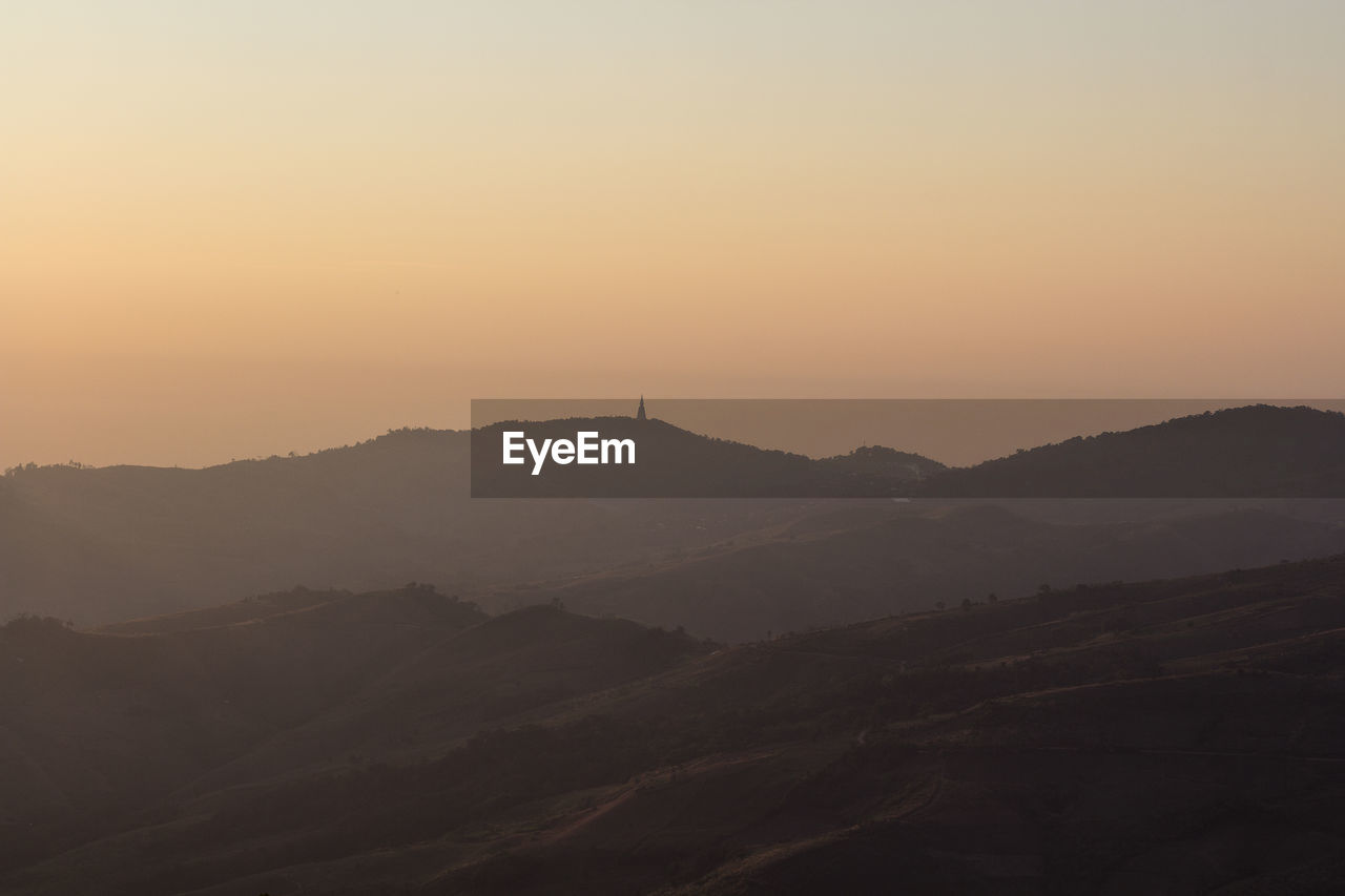 SCENIC VIEW OF SILHOUETTE MOUNTAIN AGAINST SKY DURING SUNSET