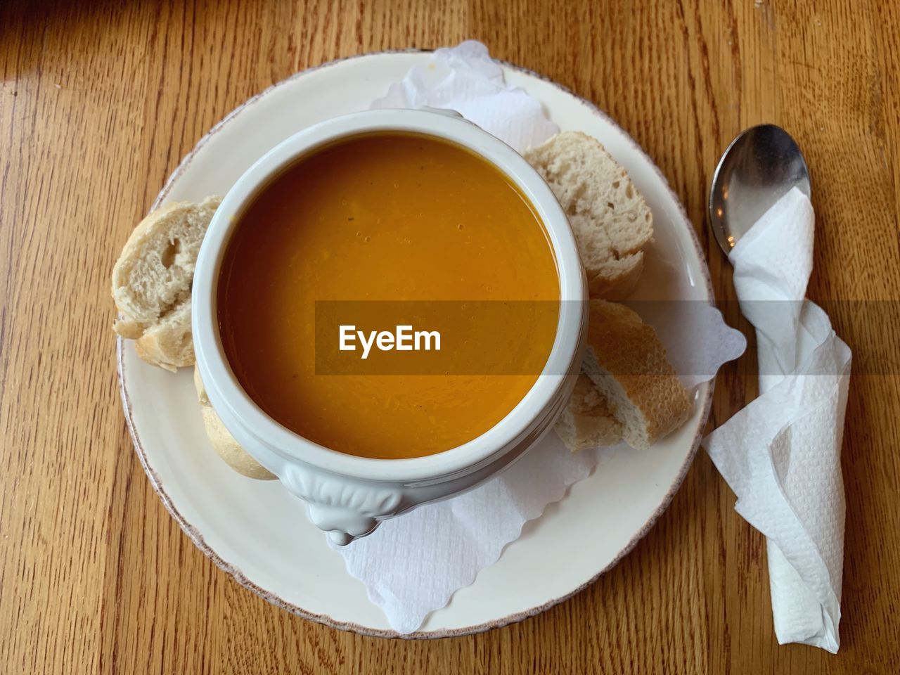 HIGH ANGLE VIEW OF TEA IN CUP