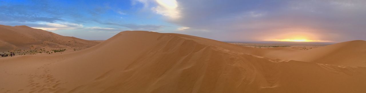 PANORAMIC VIEW OF DESERT AGAINST SKY DURING SUNSET