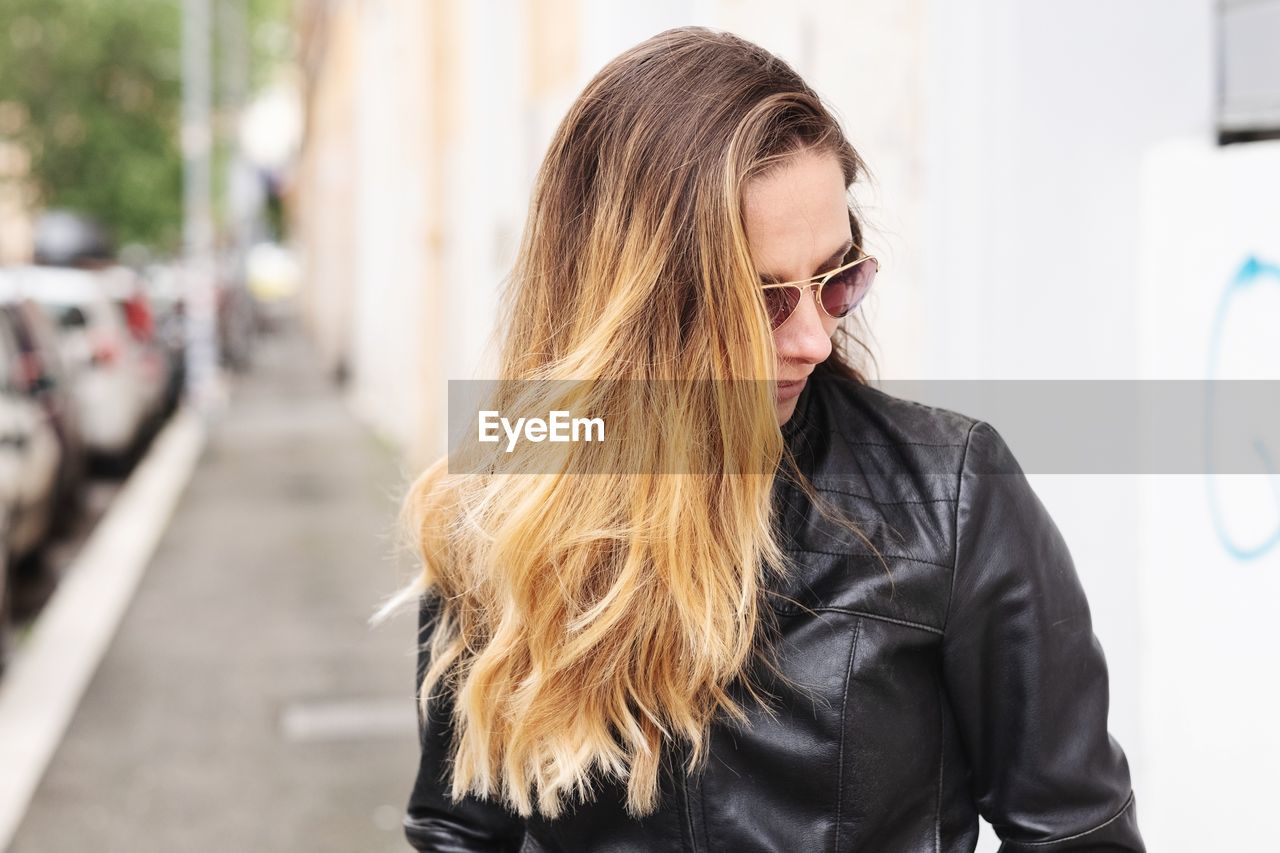 Young woman wearing sunglasses in city