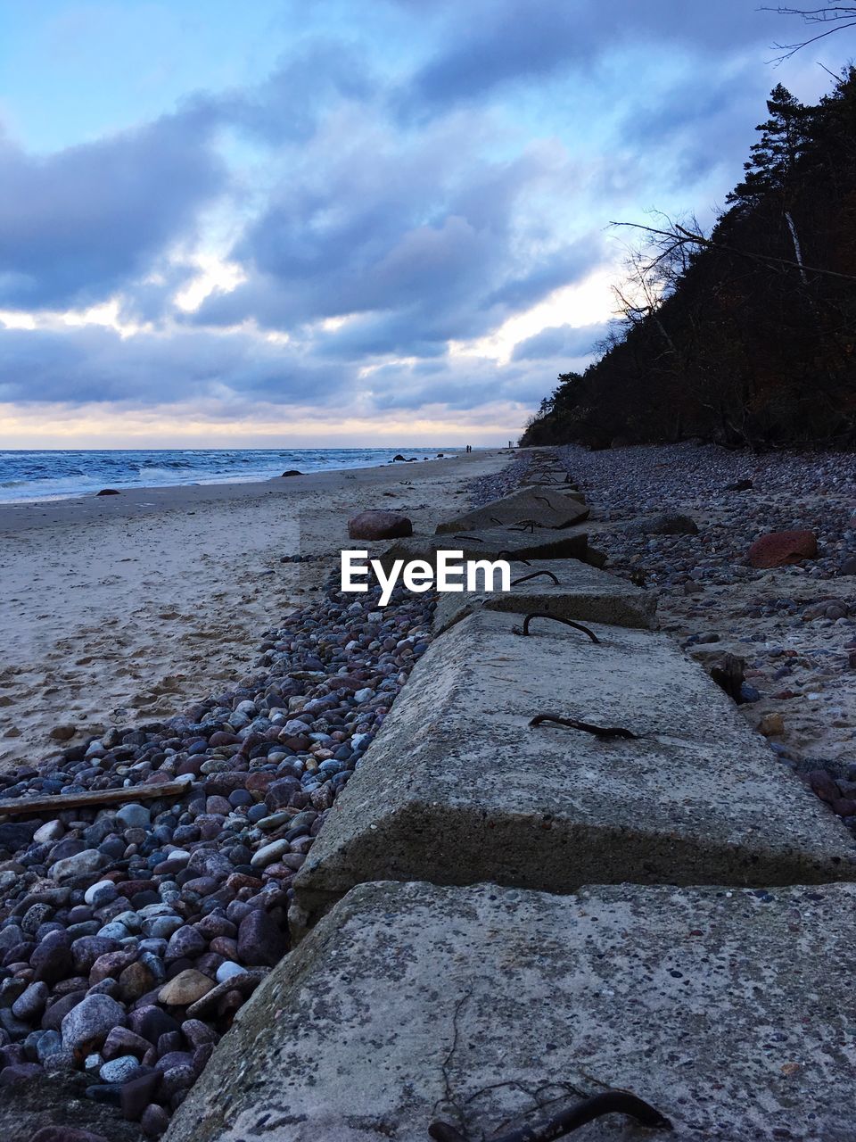 VIEW OF PEBBLE BEACH AGAINST SKY