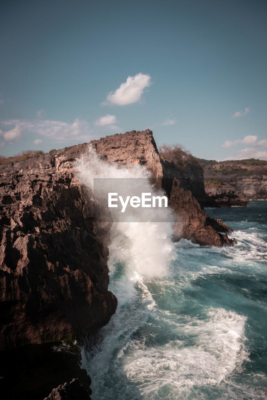 SCENIC VIEW OF SEA AGAINST ROCKS