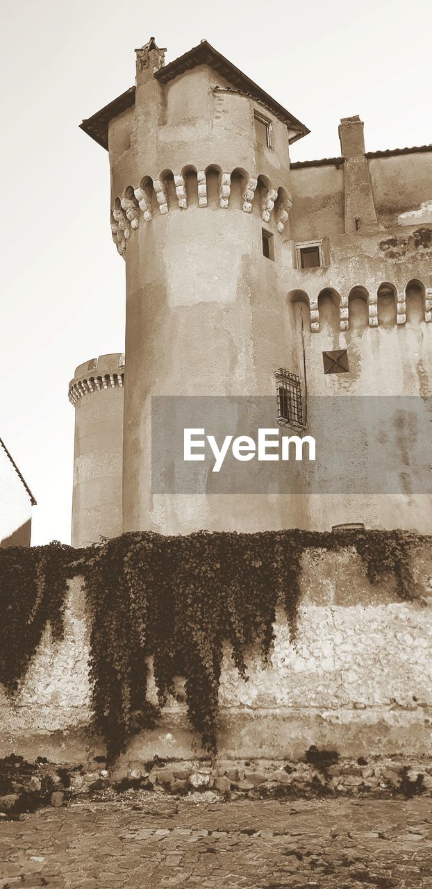 LOW ANGLE VIEW OF CASTLE AGAINST SKY