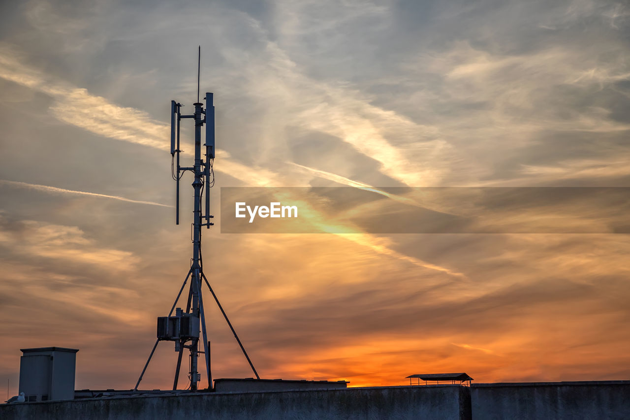 LOW ANGLE VIEW OF SILHOUETTE BUILDING AGAINST SKY