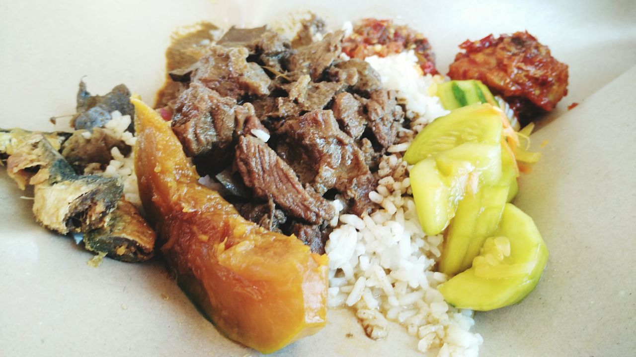 CLOSE-UP OF MEAT AND SALAD ON PLATE