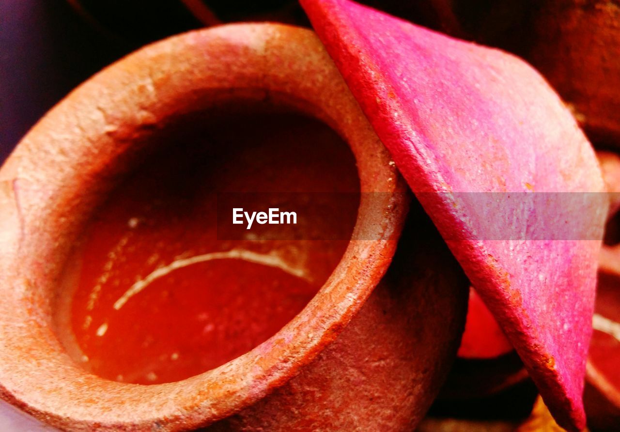 CLOSE UP OF RED FLOWER